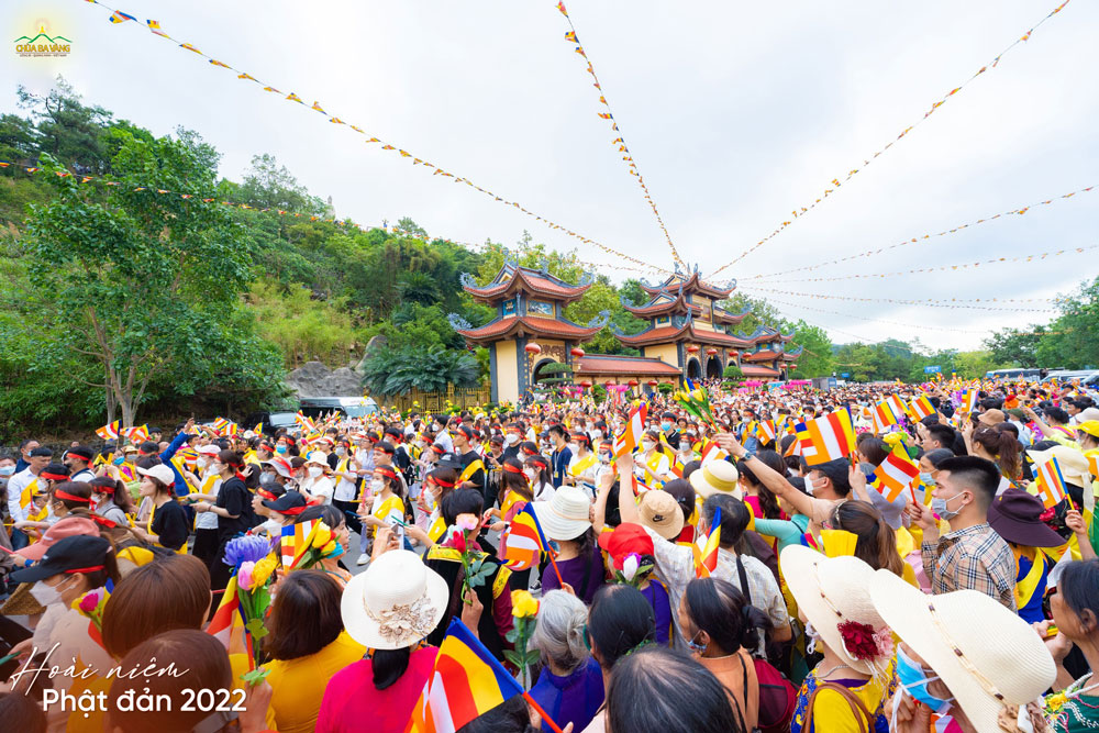 Hàng vạn Phật tử đã tham gia buổi diễu hành kính mừng Đức Phật đản sinh.