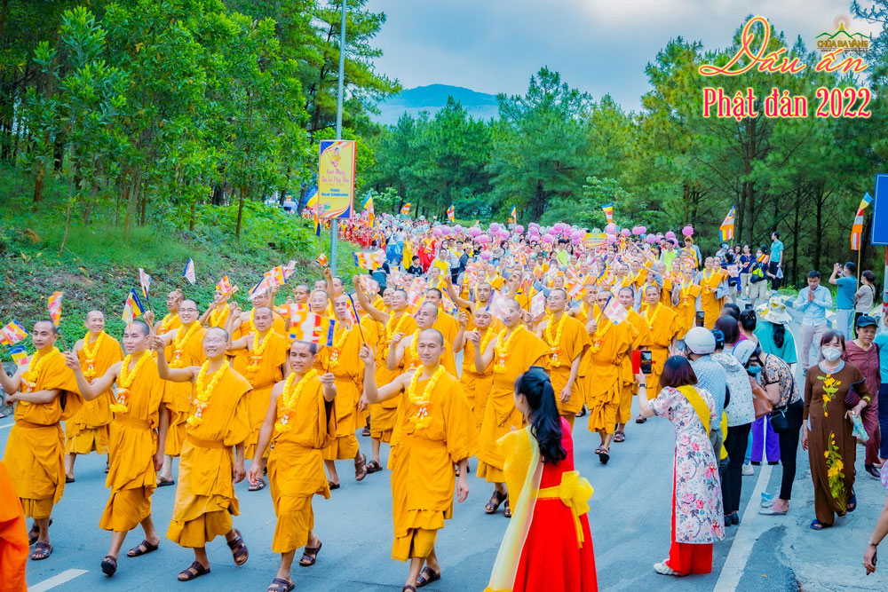 Chư Tăng chùa Ba Vàng cùng nhân dân, Phật tử thập phương diễu hành mừng kỷ niệm ngày Đức Phật đản sinh PL.2566 - DL.2022  