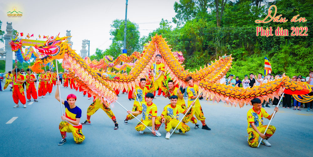 Đội rồng lân với màn biểu diễn ấn tượng tại Đại lễ Phật đản chùa Ba Vàng năm 2022