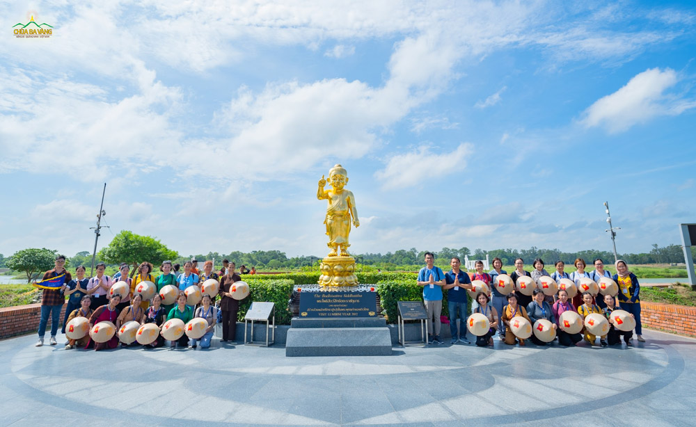 Bức hình lưu lại kỷ niệm đáng nhớ của các Phật tử trong chuyến hành hương Ấn Độ tại vườn Lâm Tỳ Ni.