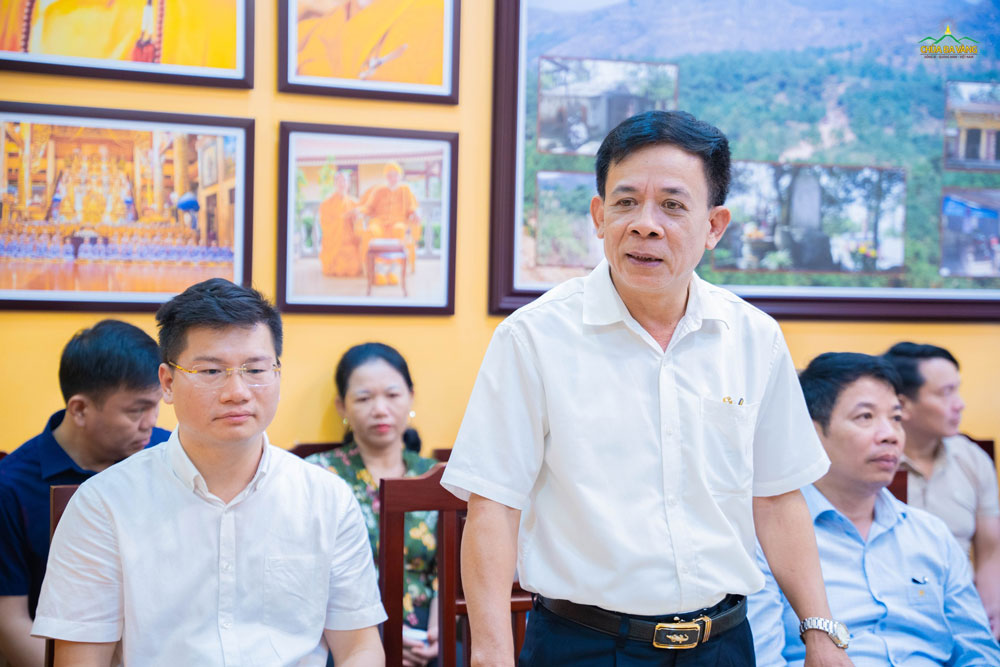 Ông Phan Xuân Khánh - Phó Trưởng ban thường trực Ban Dân vận Tỉnh ủy Quảng Bình thay mặt các lãnh đạo phát biểu trong buổi trò chuyện với Sư Phụ Thích Trúc Thái Minh