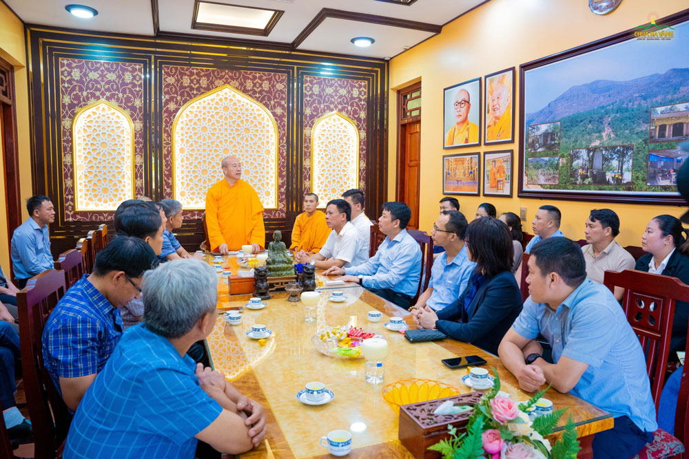 Sư Phụ Thích Trúc Thái Minh đón tiếp các vị lãnh đạo tỉnh Quảng Bình tại phòng khách của chùa Ba Vàng
