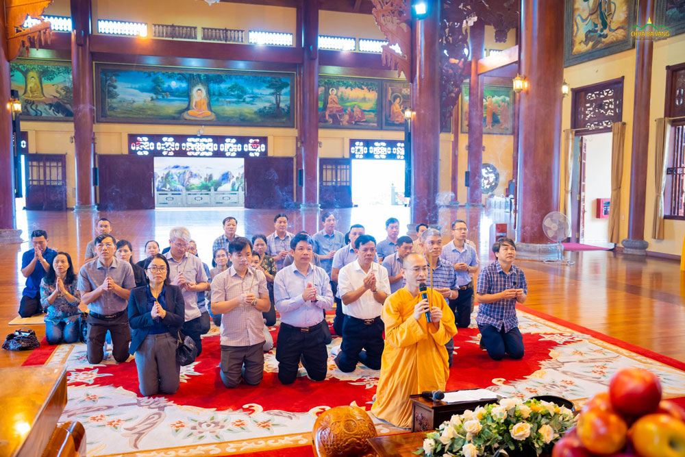 Nhân dịp này, đoàn lãnh đạo tỉnh Quảng Bình đã dâng hương lễ Phật tại ngôi Đại Hùng Bảo Điện
