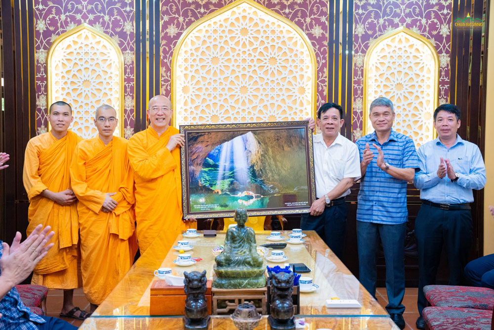Trong chuyến viếng thăm chùa Ba Vàng vừa qua, các vị lãnh đạo tỉnh Quảng Bình đã kính tặng Sư Phụ Thích Trúc Thái Minh bức tranh về hang Sơn Đòong - hang động lớn nhất thế giới tại vườn Quốc gia Phong Nha Kẻ Bàng