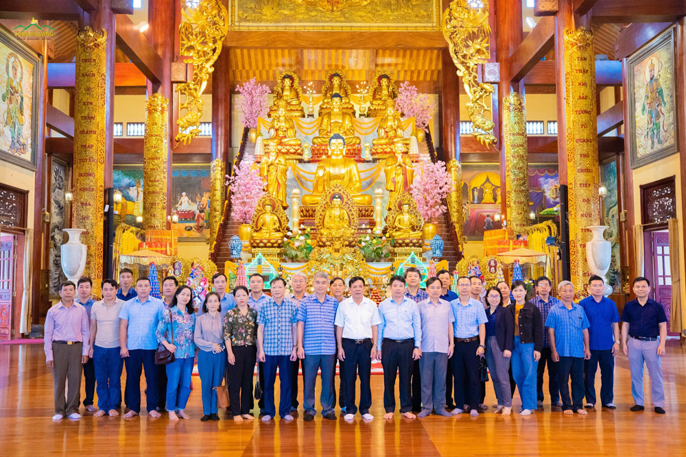 Đoàn lãnh đạo tỉnh Quảng Bình chụp ảnh lưu niệm tại Chính Điện chùa Ba Vàng - tòa Chính Điện trên núi lớn nhất Đông Dương