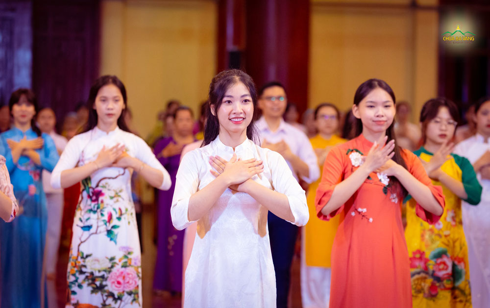 Hình ảnh các bạn nữ duyên dáng trong tà áo dài hân hoan ca hát, nhảy múa kính mừng Đức Phật đản sinh.