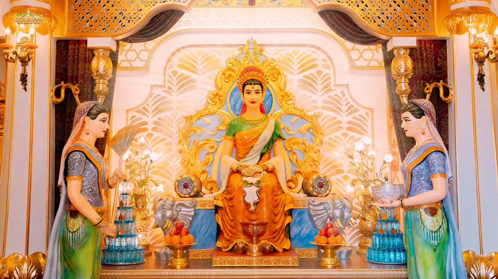 Tôn tượng Hoàng hậu Maya cùng hai thị nữ được đặt tại cung Phật Mẫu chùa Ba Vàng  