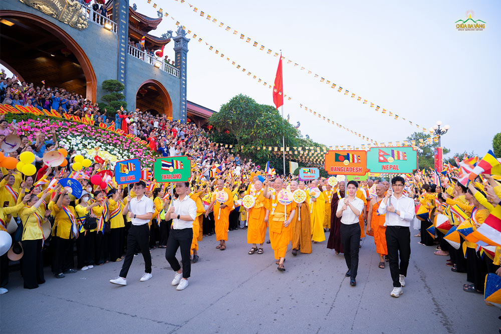 Chư Tăng Ni trong và ngoài nước cùng nhân dân, Phật tử hân hoan tham gia lễ diễu hành xe hoa kính mừng Đức Phật đản sinh.