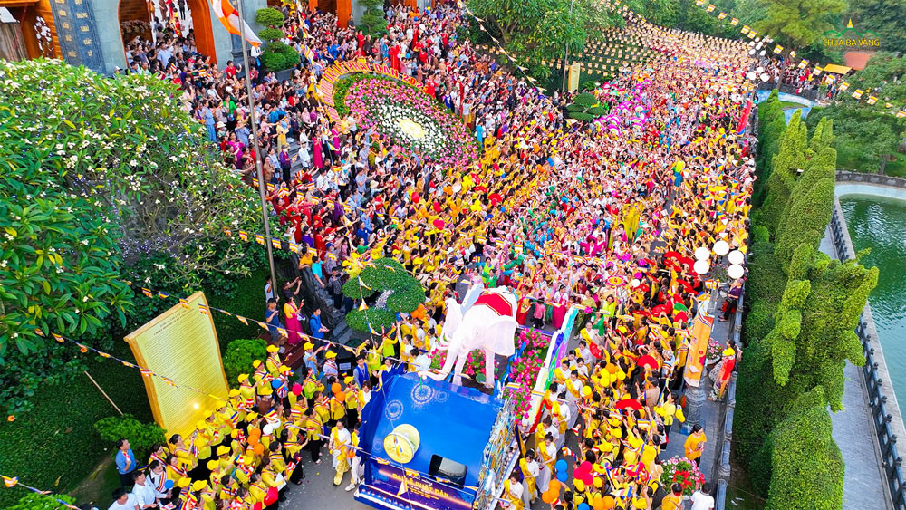 Hàng vạn nhân dân, Phật tử cùng tham gia lễ diễu hành rước xe hoa mừng Phật đản sinh