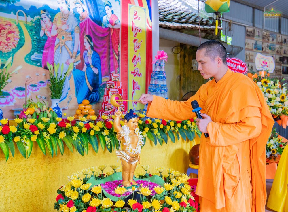 Đại Đức Thích Trúc Bảo Nhiệm dâng nước cúng dường tắm tôn tượng Đức Phật đản sinh