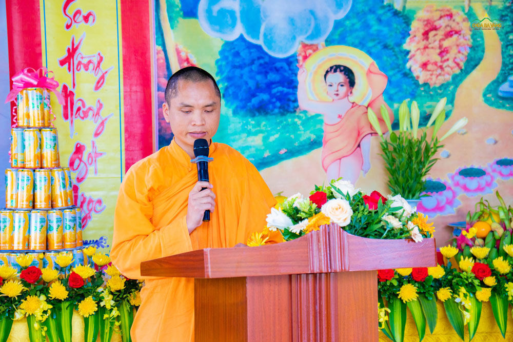 Đại đức Thích Trúc Bảo Nhiệm tuyên đọc diễn văn Phật đản PL.2567 - DL.2023 của Hòa Thượng Chủ tịch Hội đồng Trị sự GHPGVN