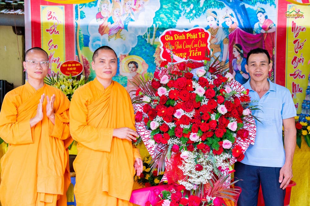 Gia đình Phật tử cúng dường hoa nhân lễ Phật đản