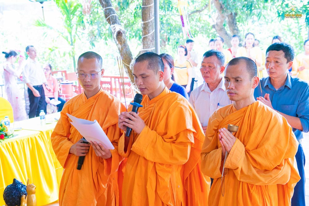 Quý Thầy niêm hương bạch Phật thực hiện nghi thức tụng Kinh Khánh đản