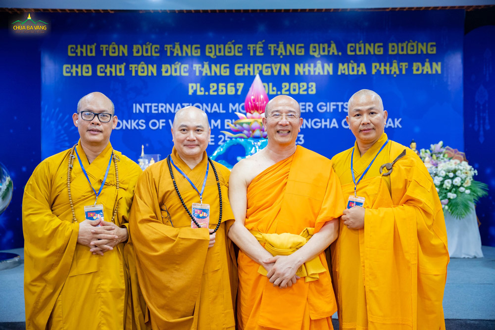 HT.Tiến sĩ Thích Đức Tuấn (thứ 2 từ trái sang) cùng các chư Tăng chụp ảnh lưu niệm với Thầy trụ trì Thích Trúc Thái Minh trong buổi lễ cúng dường