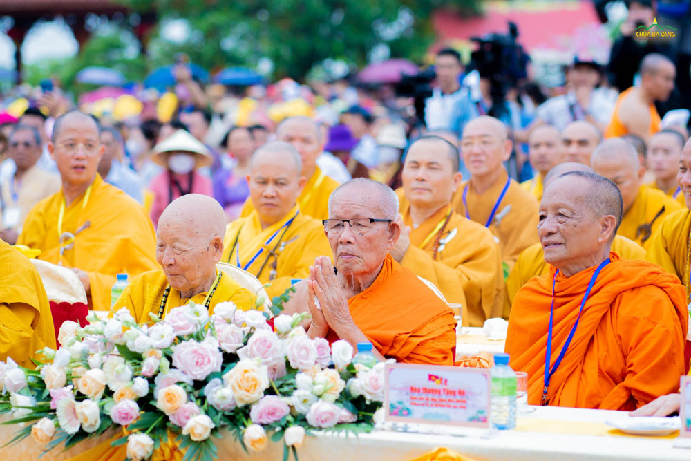 Hình ảnh của Trưởng lão Hòa thượng Maha Bounma Simmaphom khi tham dự Đại lễ Phật đản (ở giữa hàng thứ nhất)