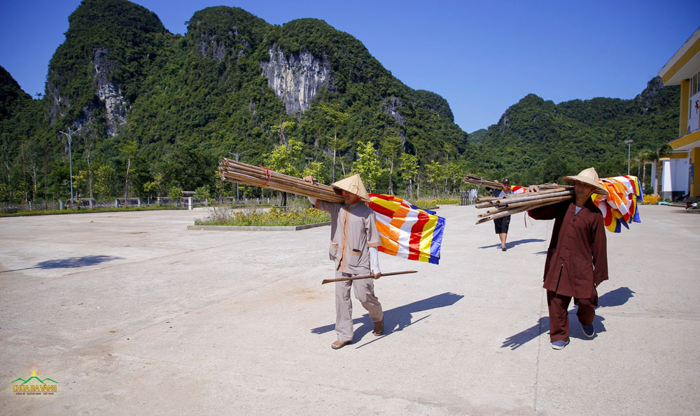 Những bó cờ được các Phật tử di chuyển về địa điểm trang trí