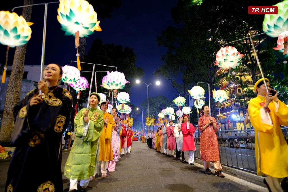 Lung linh lồng đèn hoa sen và những trang phục ấn tượng trong buổi lễ diễu hành từ tổ đình Ấn Quang đến chùa Việt Nam quốc tự TP. Hồ Chí Minh