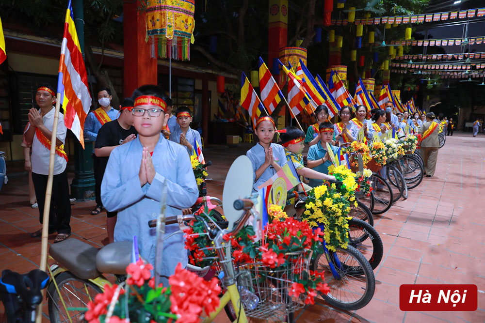 Các em nhỏ tại Hoàng Mai Hà Nội cũng tham dự vào lễ diễu hành cờ hoa đón mừng Phật đản