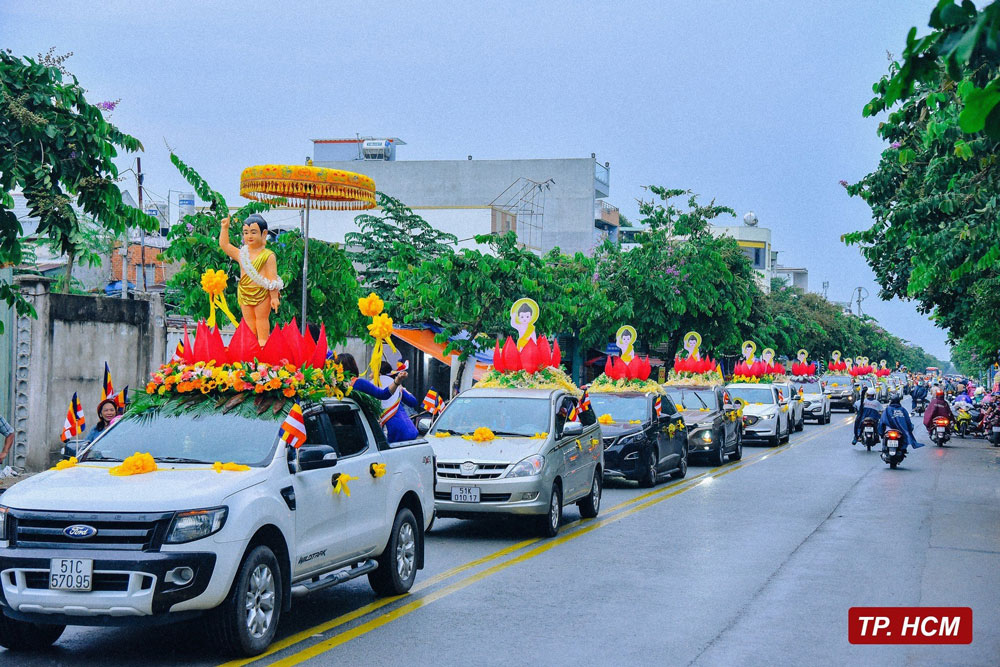Đoàn diễu hành xe hoa kính mừng đại lễ Phật đản (PL.2567 – DL.2023) tại các tuyến đường trong địa bàn huyện Hóc Môn, TP. Hồ Chí Minh