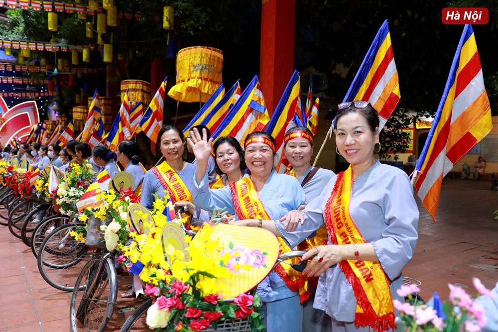 Người dân Bằng Liệt, Hoàng Mai, Hà Nội hân hoan trước khi đi diễu hành kính mừng Phật đản