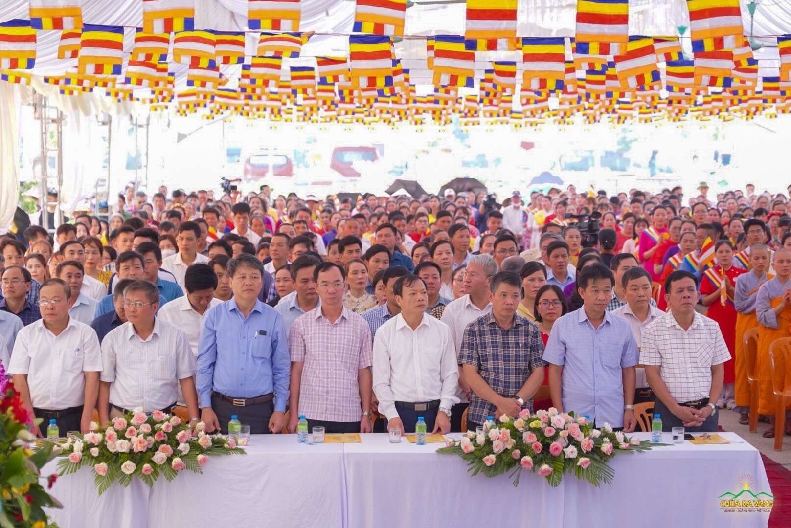 Các đại biểu lãnh đạo, văn phòng huyện uỷ, các phòng ban huyện Minh Hoá và các thị trấn, xã trên địa bàn huyện Minh Hoá tham dự buổi lễ