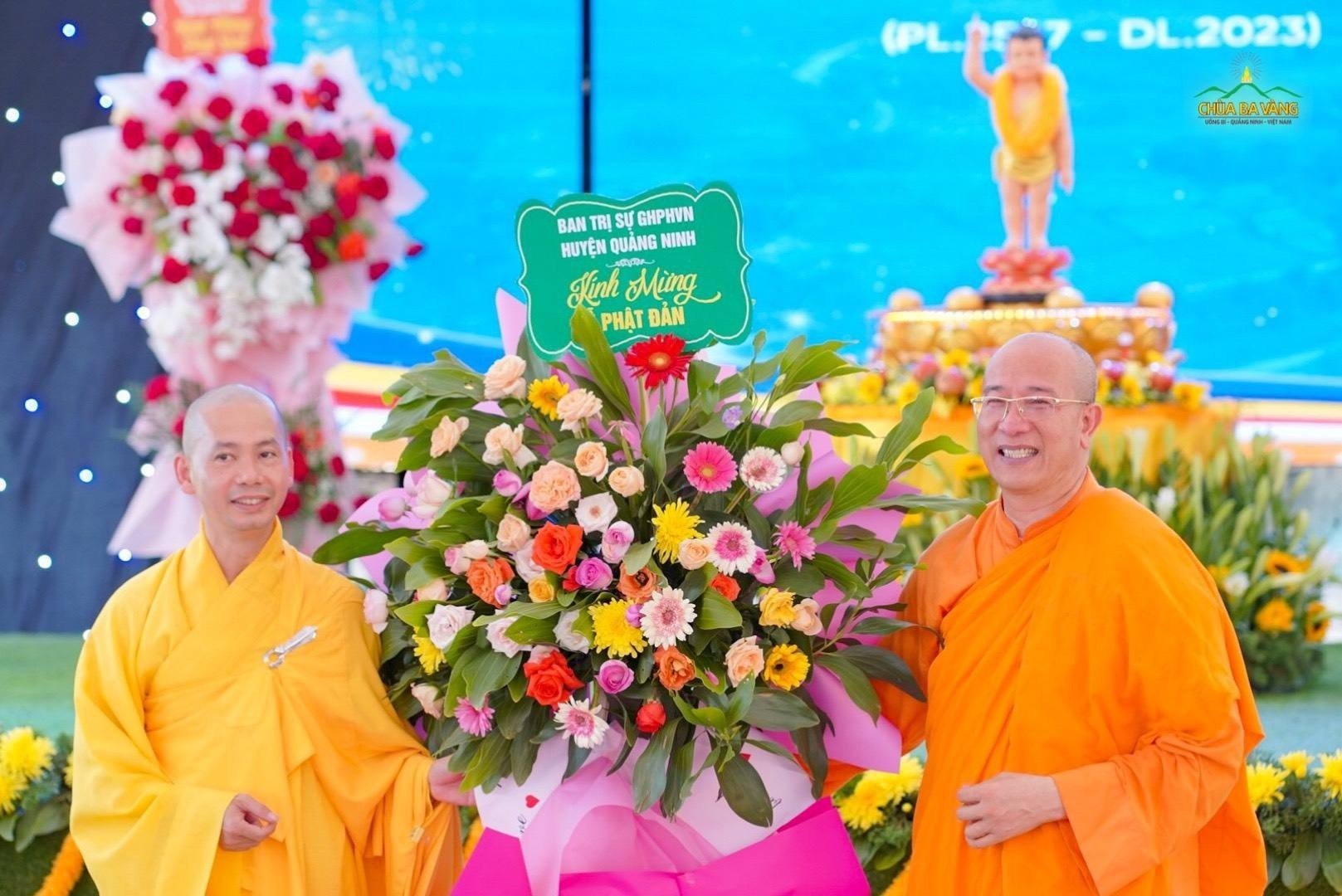 Trưởng Ban Trị sự GHPGVN huyện Quảng Ninh tặng hoa chúc mừng Đại lễ Phật đản