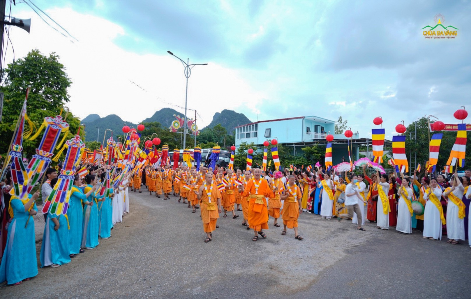 Sư Phụ Thích Trúc Thái Minh cùng Tăng đoàn diễu hành trong niềm hân hoan của nhân dân Phật tử  