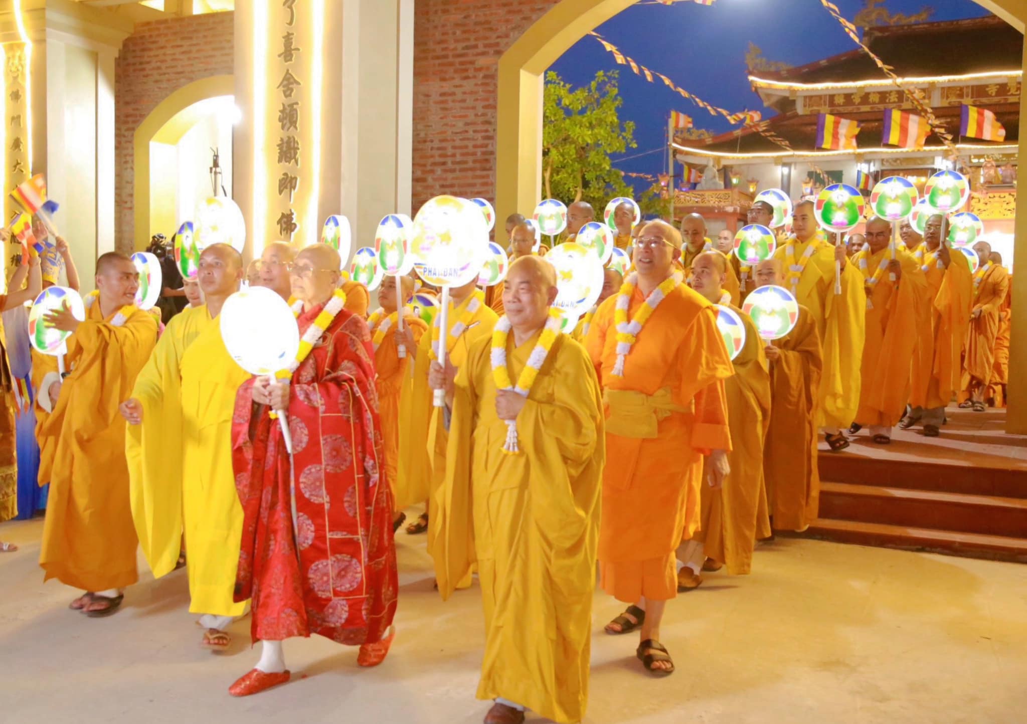 Hòa thượng Thích Tánh Nhiếp cùng chư Tôn đức Tăng các tỉnh khởi hành đi diễu xe hoa quanh thành phố Đồng Hới