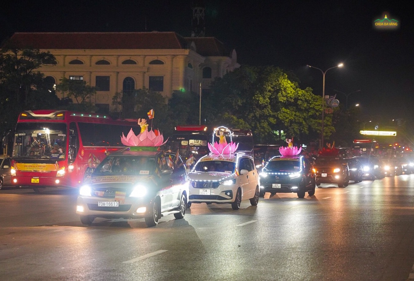 Đoàn xe diễu hành trên đường TP Đồng Hới - tỉnh Quảng Bình