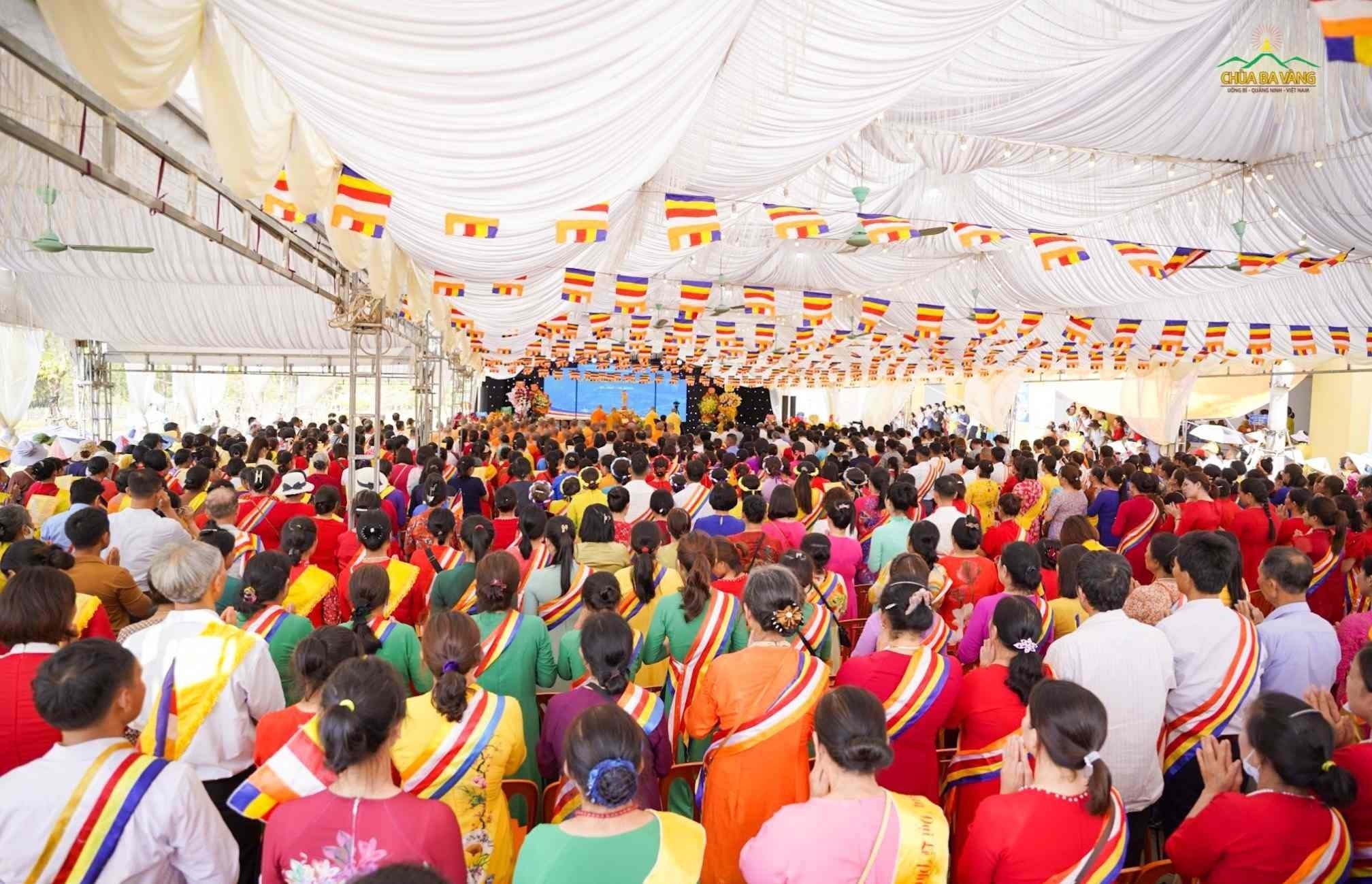 Đông đảo Nhân dân, Phật tử tham dự Đại lễ Phật đản huyện Minh Hoá