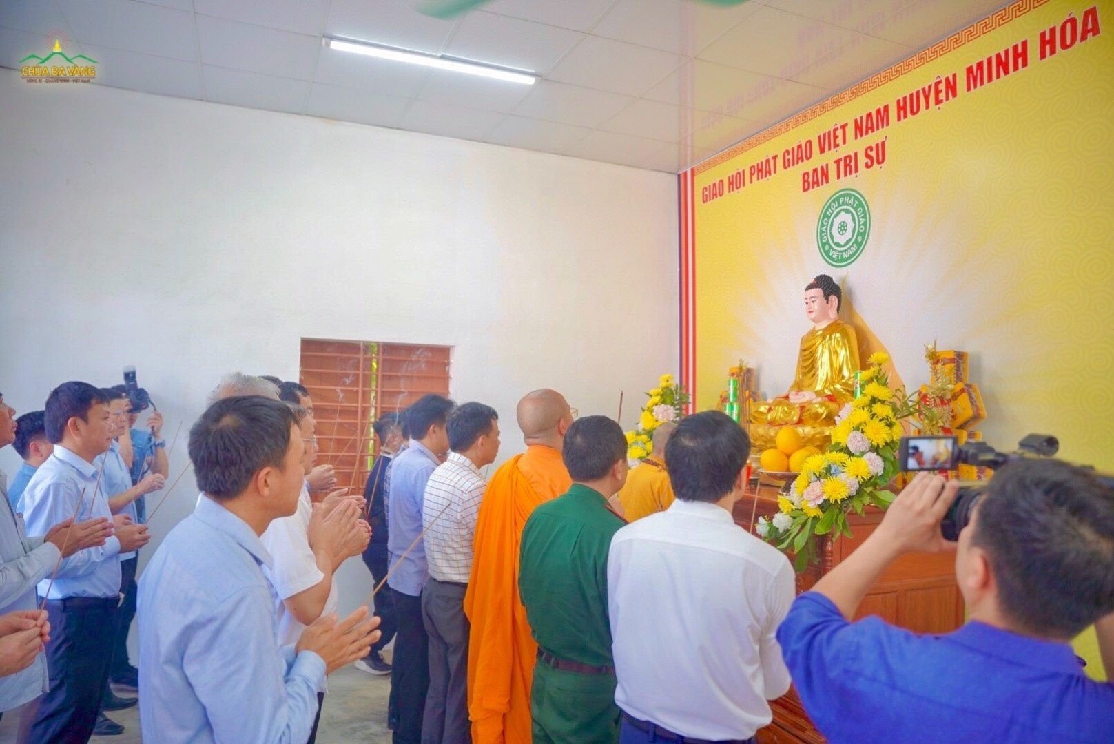 Hoà thượng Thích Tánh Nhiếp, Thầy Thích Trúc Thái Minh cùng các vị đại biểu dâng hương tại văn phòng Ban Trị sự GHPGVN huyện Minh Hoá