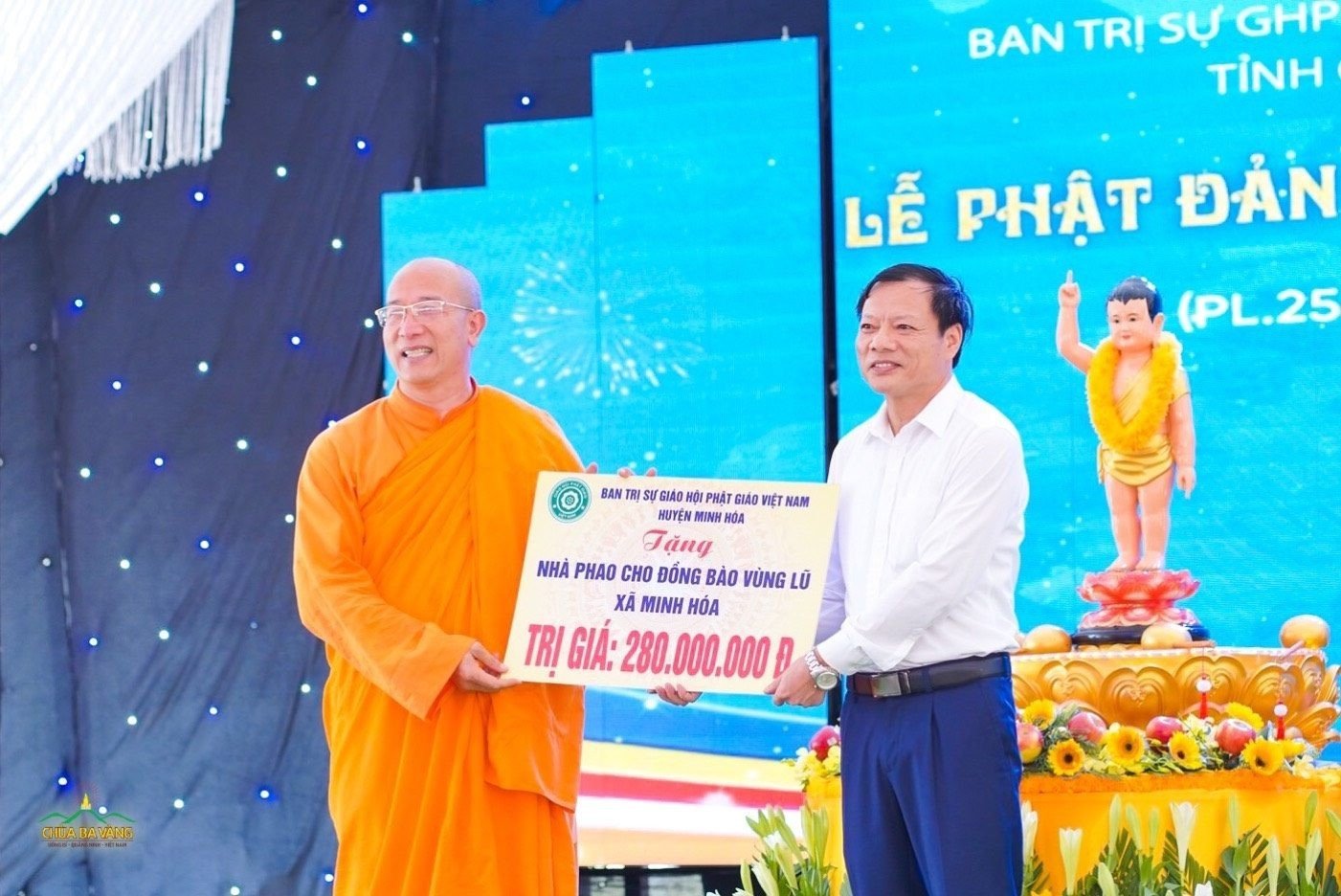Thầy Thích Trúc Thái Minh trao tặng 280 triệu đồng xây dựng nhà phao nổi cho đồng báo vùng lũ xã Minh Hoá