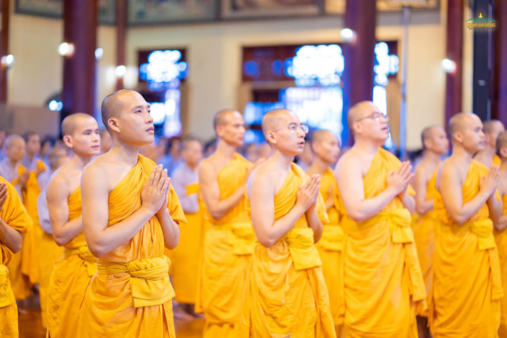 Chư Tăng Ni, Phật tử chùa Ba Vàng đối trước Sư Phụ phát đại nguyện Bồ đề