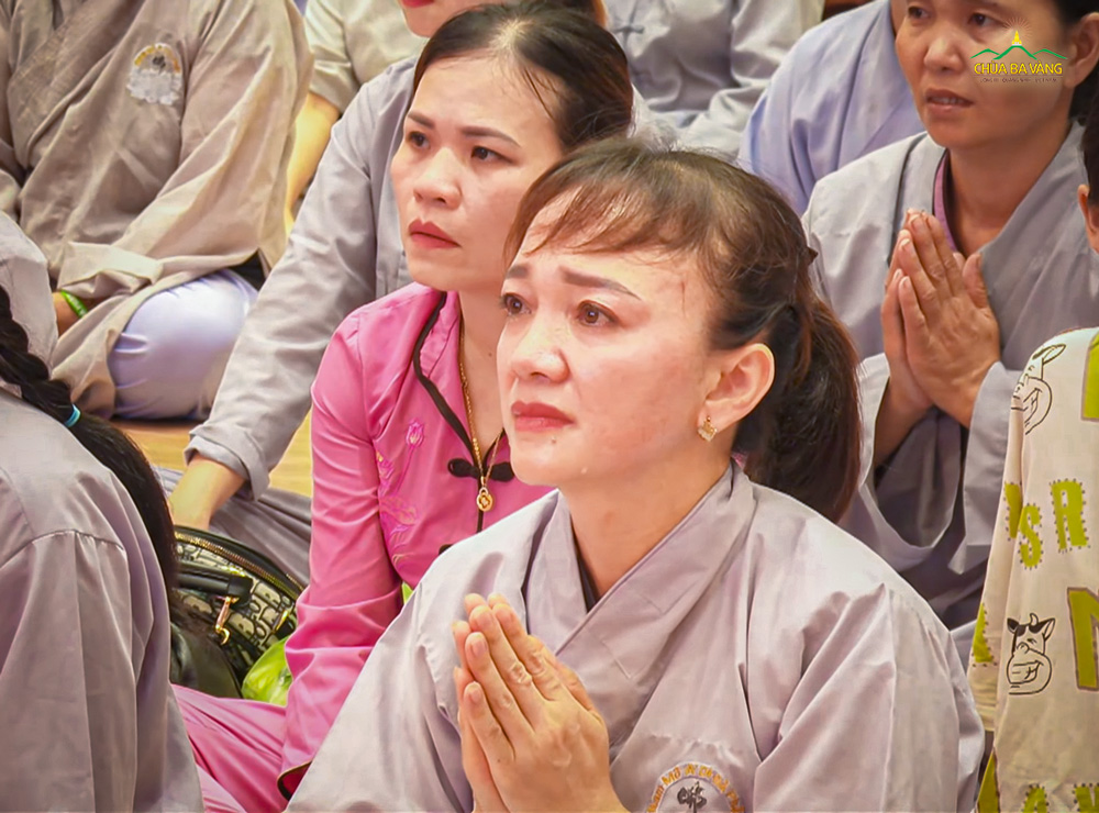 Chị Nguyễn Thị Tỉnh xúc động khi tham dự chương trình  