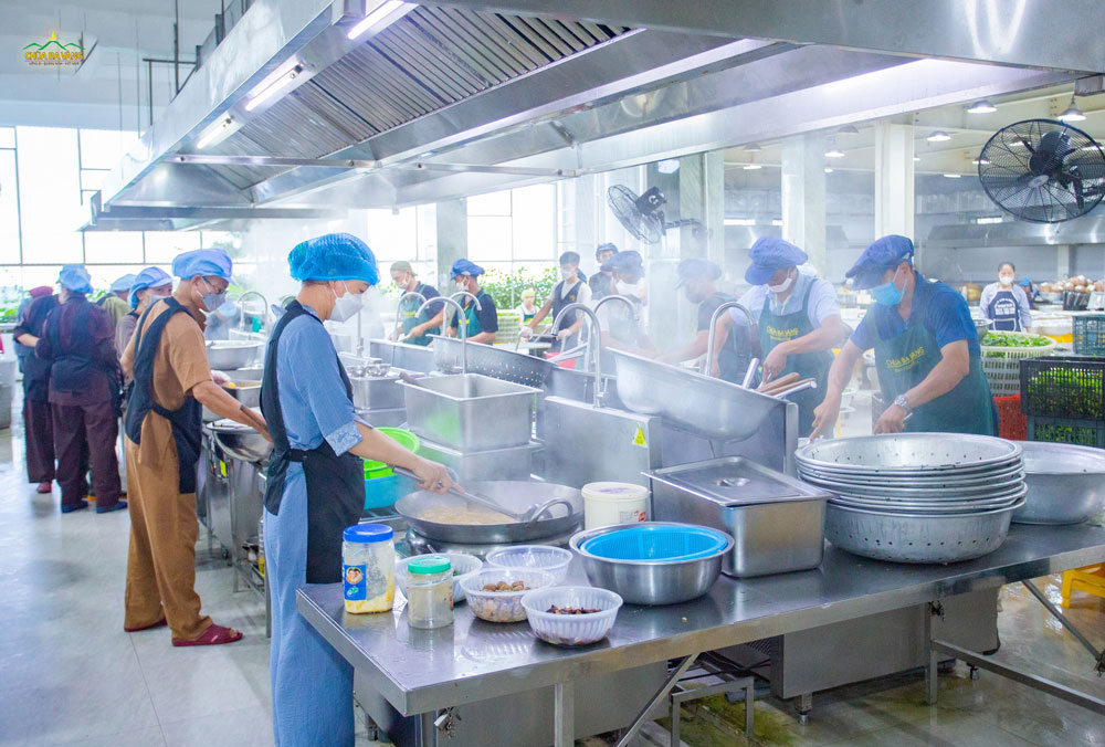Các bếp nấu liên tục để đảm bảo phục vụ đầy đủ cơm cho nhân dân, Phật tử về chùa tu học.  