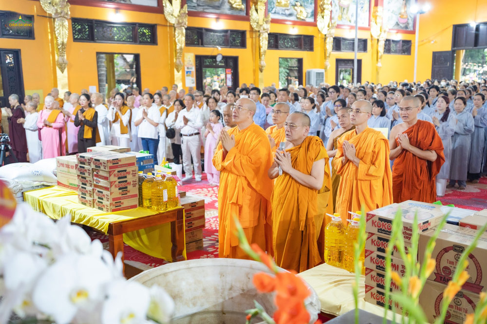 Nương đức Sư Phụ Thích Trúc Thái Minh cùng chư Tăng, các Phật tử trong CLB Cúc Vàng đã được tới thiền viện Phước Sơn, tỉnh Đồng Nai.