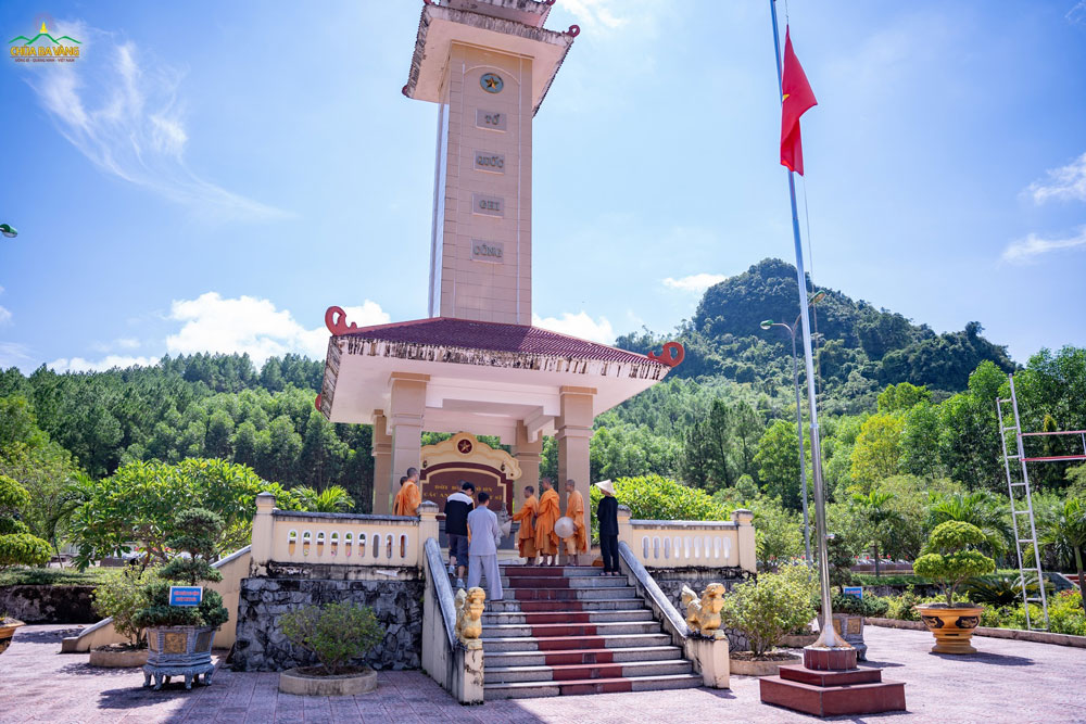 Chư Tăng và các Phật tử đã đến nghĩa trang Liệt sĩ huyện Minh Hoá để tiến hành các công tác chuẩn bị cho lễ cầu siêu