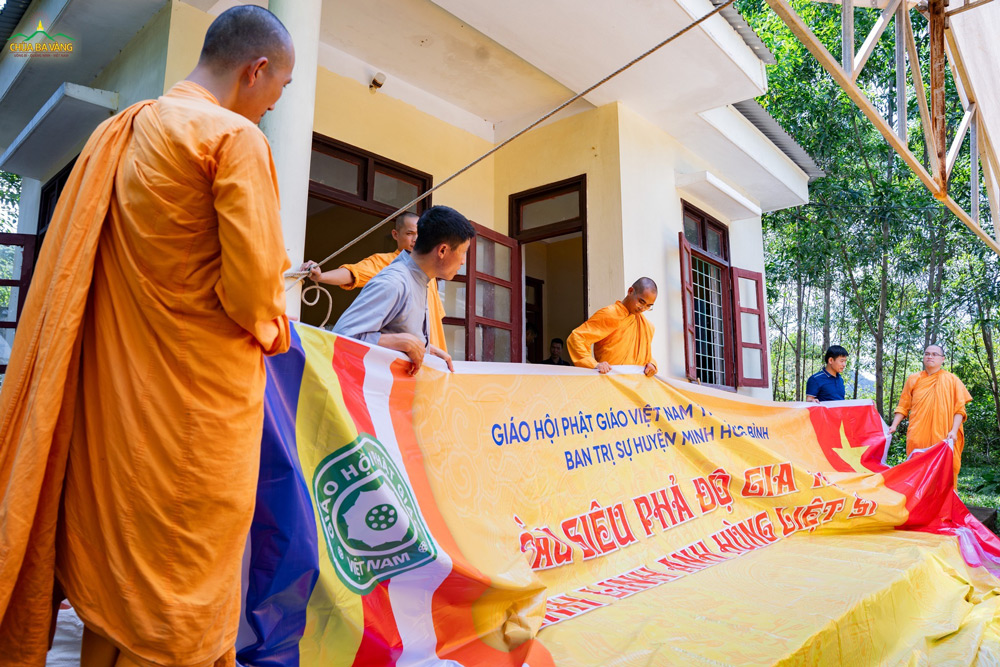 Tấm bạt tên chương trình đang được treo lên