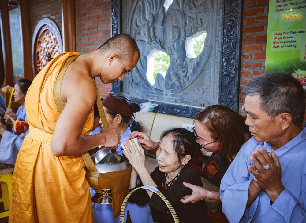Cụ bà được người con gieo duyên cúng dường Tăng đoàn