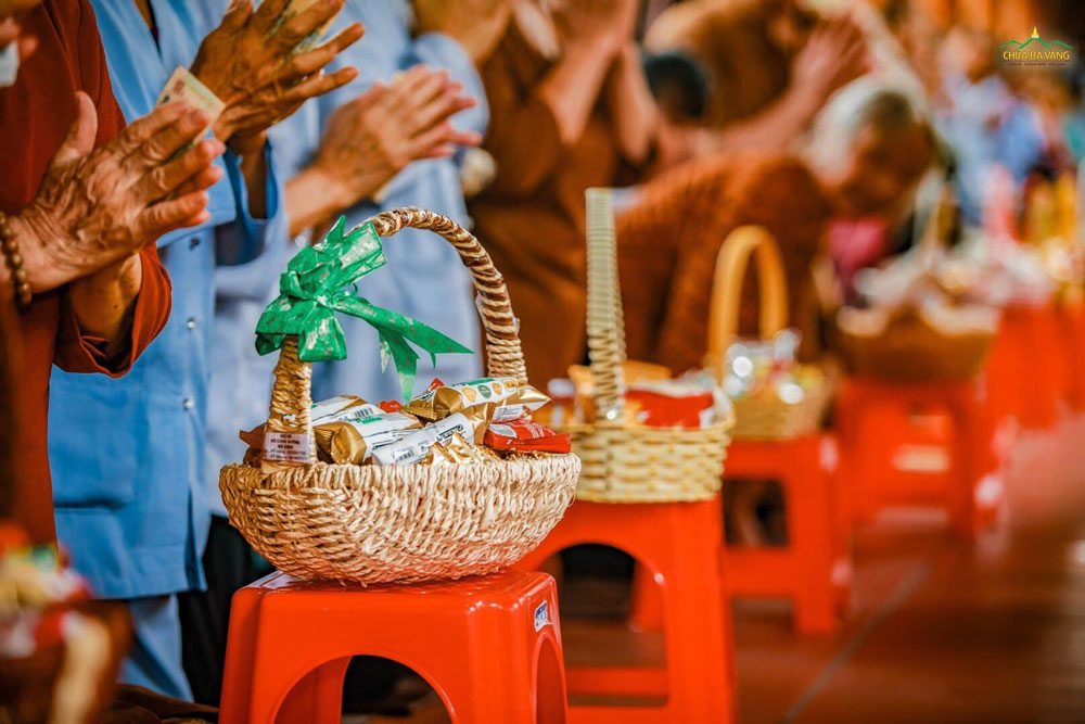 Những vật thực thanh tịnh được các Phật tử và bà con nhân dân chuẩn bị trong buổi lễ đặt bát cúng dường
