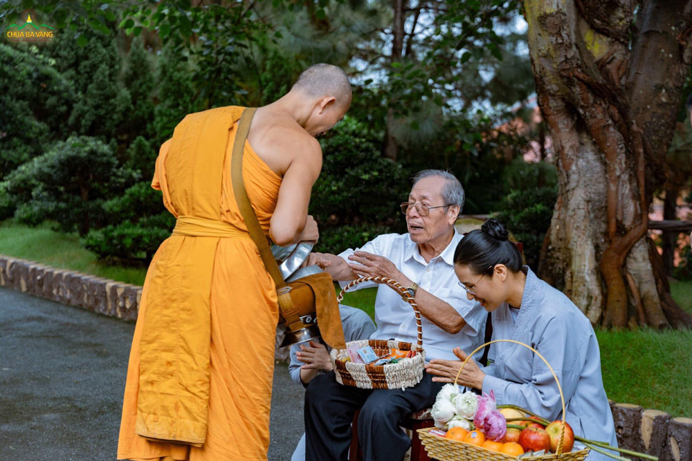 Cụ Vũ Kích (thân phụ Thầy Thích Trúc Thái Minh) thành kính cúng dường chư Tăng