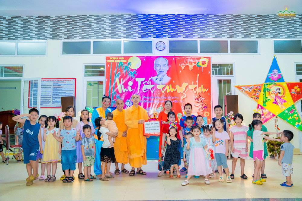 Chư Tăng tặng quà Tết Trung thu cho các em nhỏ tại khu phố 5B phường Quang Trung