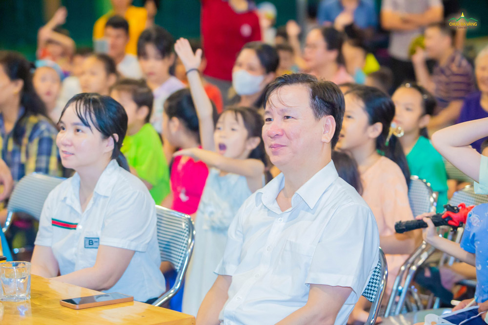 Các đại biểu tham dự chương trình vui Trung thu tại khu phố 5A phường Quang Trung
