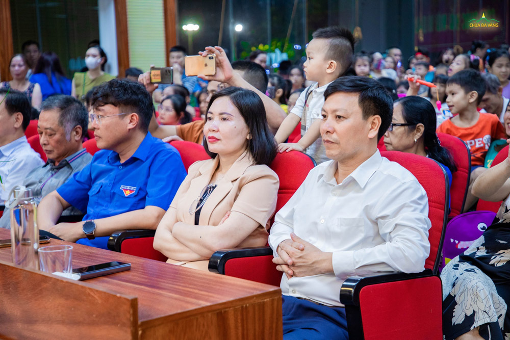 Các đại biểu tham dự chương trình vui Trung thu tại phường Quang Trung