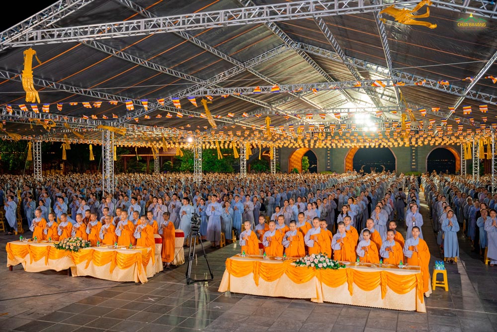 Toàn thể đại chúng tụng kinh Nhân quả.