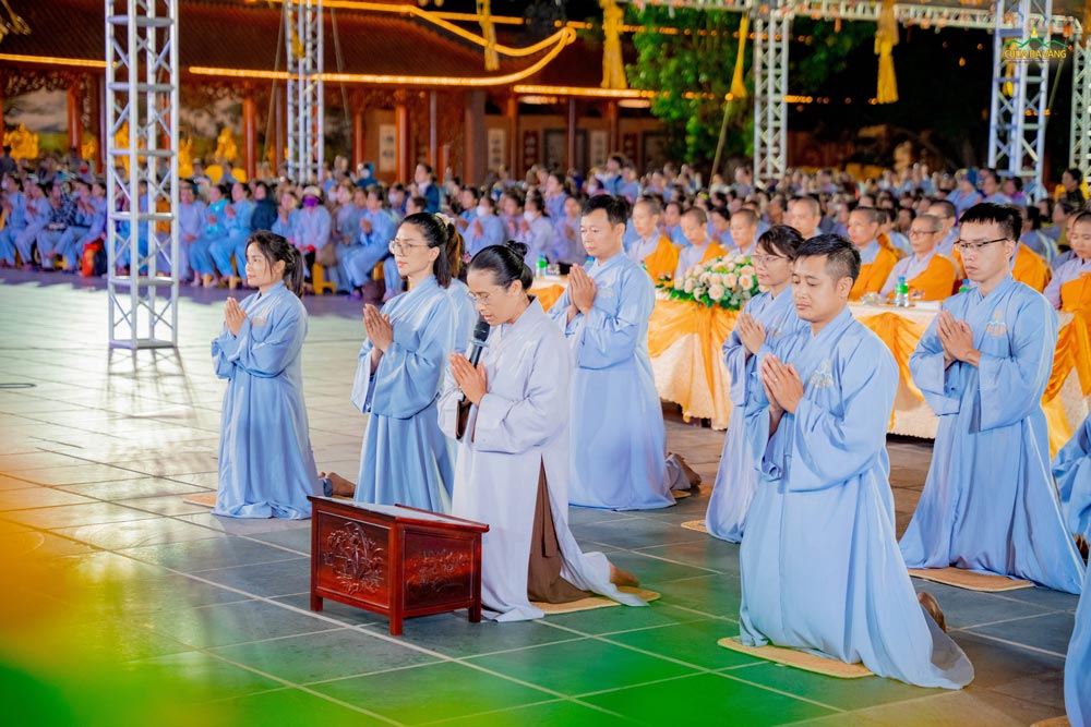 Phật tử Phạm Thị Yến - Chủ nhiệm CLB Cúc Vàng đại diện nhân dân, Phật tử dâng lời tri ân Sư Phụ cùng chư Tăng.