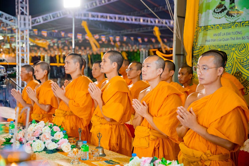 Chư Tăng tham dự buổi lễ chẩn tế kết đàn Lương Hoàng Bảo Sám.