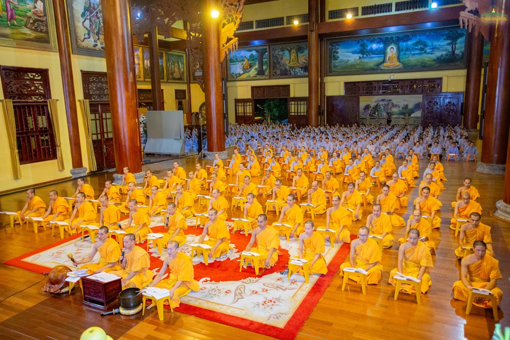 Trước khi diễn ra đàn chẩn tế, chư Tăng quang lâm tác lễ kết đàn Lương Hoàng Bảo Sám.