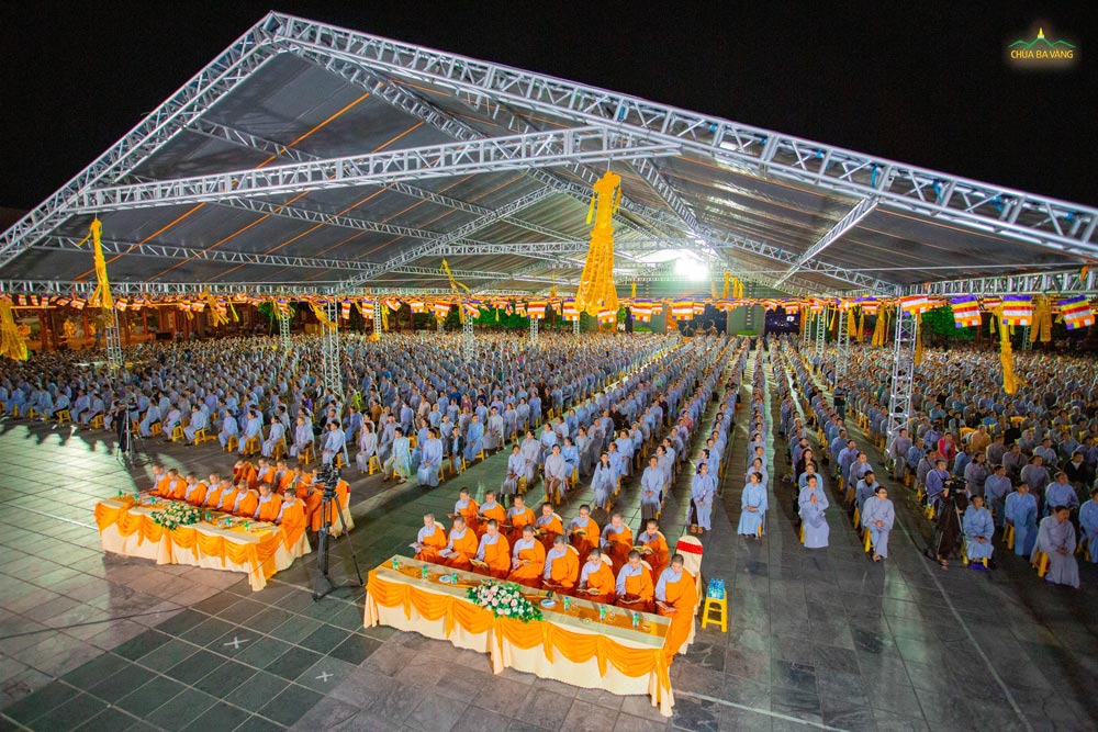 Toàn thể đại chúng tụng kinh Nhân quả.