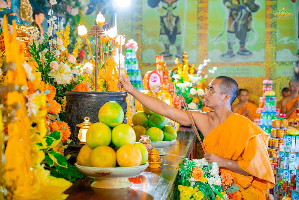 Chư Tăng dâng hương trong lễ chẩn tế kết đàn Lương Hoàng Bảo Sám.